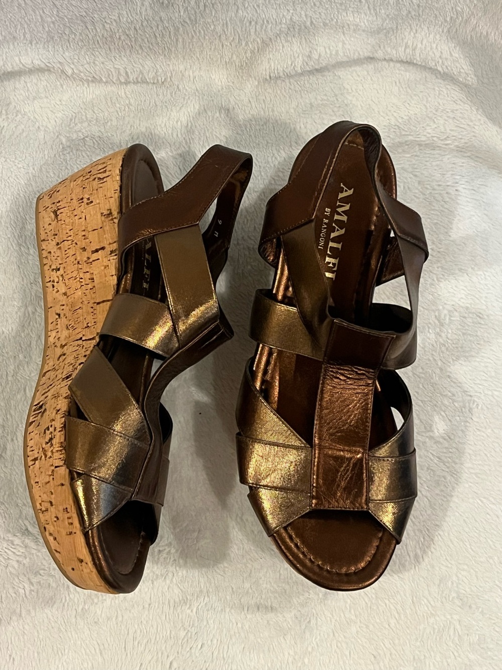 Amalfi by Rangoni Bronze Metallic Strappy Cork Platform Wedge Sandals. Size 9